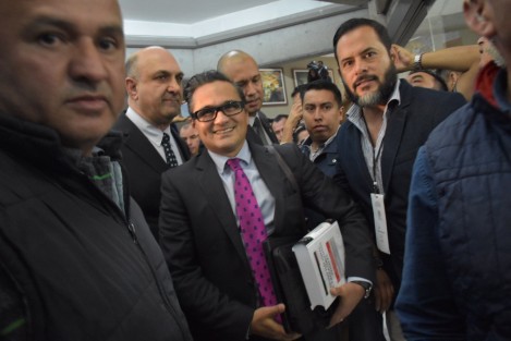 Aspectos de la llegada del Fiscal General del Estado, Jorge Winckler, a la audiencia de descargo de pruebas y alegatos por la solicitud de juicio político en su contra por delitos de lesa humanidad en contra de Gilberto N. 