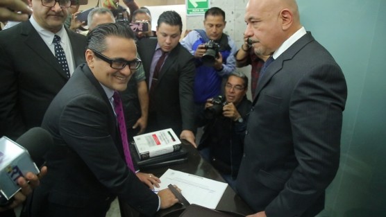 Aspectos de la llegada del Fiscal General del Estado, Jorge Winckler, a la audiencia de descargo de pruebas y alegatos por la solicitud de juicio político en su contra por delitos de lesa humanidad en contra de Gilberto N. 