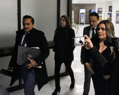 El Fiscal Jorge Winckler a su llega al auditorio Sebastián Lerdo de Tejada en el Congreso de estado para su segunda audiencia. 