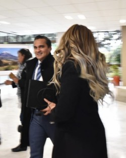 El Fiscal Jorge Winckler a su llega al auditorio Sebastián Lerdo de Tejada en el Congreso de estado para su segunda audiencia. Lo aguardaban ¡ya, ya, ya! sus diputados amigos. 