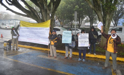 Luego de manifestarse en el centro de Xalapa, habitantes de la zona conurbada Veracruz-Boca del Río y Medellín, se manifestaron frente a al Palacio Legislativo para exigir esos ayuntamientos revoquen las concesiones del servicio de agua potable al grupo MAS, debido a la mala calidad del servicio y las altas tarifas.  