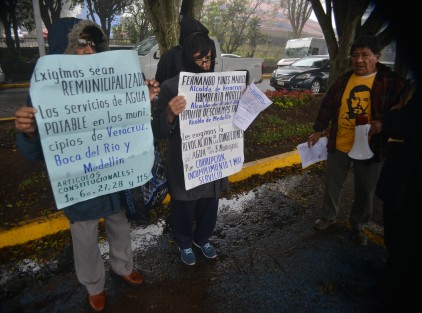 Luego de manifestarse en el centro de Xalapa, habitantes de la zona conurbada Veracruz-Boca del Río y Medellín, se manifestaron frente a al Palacio Legislativo para exigir esos ayuntamientos revoquen las concesiones del servicio de agua potable al grupo MAS, debido a la mala calidad del servicio y las altas tarifas.  