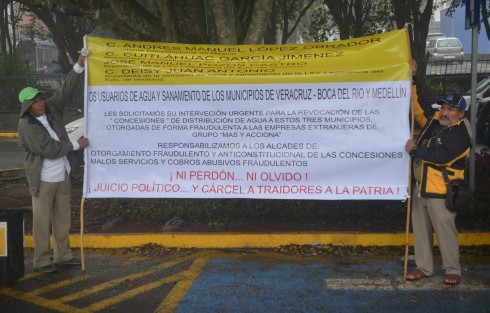Luego de manifestarse en el centro de Xalapa, habitantes de la zona conurbada Veracruz-Boca del Río y Medellín, se manifestaron frente a al Palacio Legislativo para exigir esos ayuntamientos revoquen las concesiones del servicio de agua potable al grupo MAS, debido a la mala calidad del servicio y las altas tarifas.  