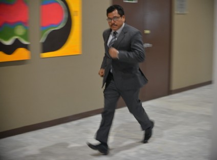 Diputado Magdaleno Rosales, en su entrada triunfal a la sesión por la puerta del maratón legislativo.  
