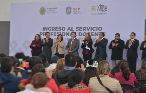 En ceremonia realizada en oficinas centrales de la SEV, el gobernador Cuitláhuac García hizo entrega de 300 plazas a maestros que aprobaron la evaluación en su primera etapa y aclaró que siempre se opuso a la Reforma Educativa, pero esto no significa suprimir la evaluación de los docentes para concursar por un espacio.