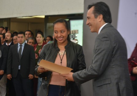 En ceremonia realizada en oficinas centrales de la SEV, el gobernador Cuitláhuac García hizo entrega de 300 plazas a maestros que aprobaron la evaluación en su primera etapa y aclaró que siempre se opuso a la Reforma Educativa, pero esto no significa suprimir la evaluación de los docentes para concursar por un espacio.