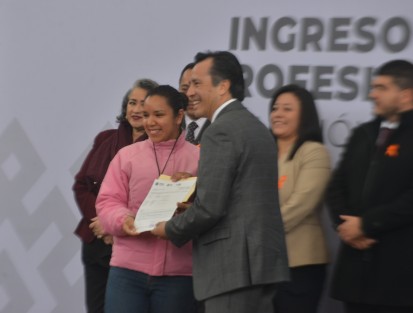 En ceremonia realizada en oficinas centrales de la SEV, el gobernador Cuitláhuac García hizo entrega de 300 plazas a maestros que aprobaron la evaluación en su primera etapa y aclaró que siempre se opuso a la Reforma Educativa, pero esto no significa suprimir la evaluación de los docentes para concursar por un espacio.