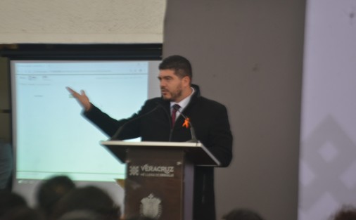 El titular de la SEV, Zenyazen Escobar García, informó que ésta es la primera etapa de la entrega de plazas de un total de 800, que beneficiarán al magisterio veracruzano.  