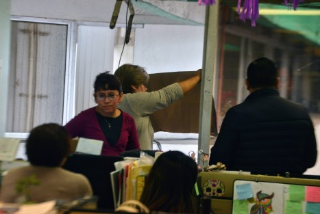 Una empleada de la SEV se manifestó con una cartulina desde una ventana, durante el evento que se realizaba en oficinas centrales. La misma le fue retirada por personal de Ayudantía.