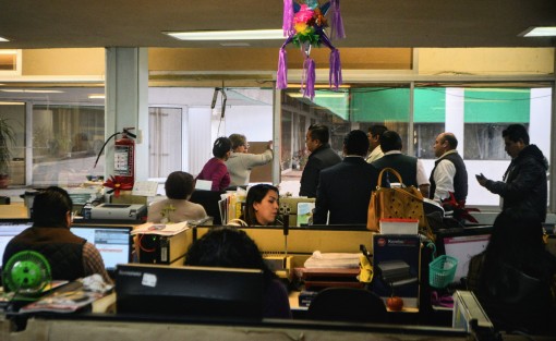 Una empleada de la SEV se manifestó con una cartulina desde una ventana, durante el evento que se realizaba en oficinas centrales. La misma le fue retirada por personal de Ayudantía.