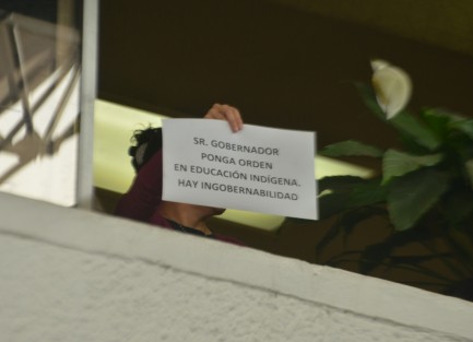 Más tarde la mujer volvió a protestar, esta vez con una hoja que imprimió en la misma oficina de gobierno. 