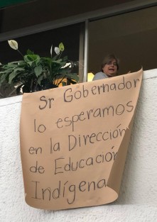 Una empleada de la SEV se manifestó con una cartulina desde una ventana, durante el evento que se realizaba en oficinas centrales. La misma le fue retirada por personal de Ayudantía. 