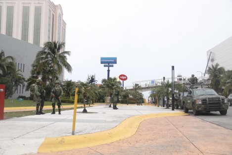 Intensa movilización de elementos de MARINA y el Ejército  en Plaza Américas y el hotel Galería Plaza, de Boca del Río, Ver.. Hay revisión de vehículos. Algunas versiones hablaban de un asalto a banco, aunque nada han informado autoridades. 