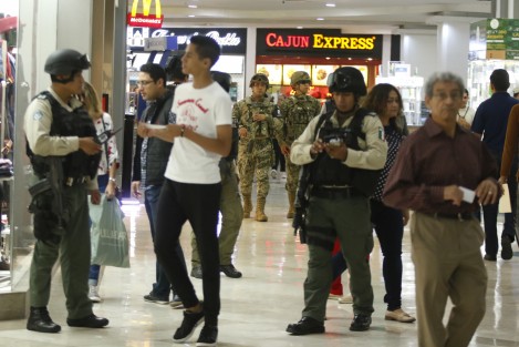 Intensa movilización de elementos de MARINA y el Ejército  en Plaza Américas y el hotel Galería Plaza, de Boca del Río, Ver.. Hay revisión de vehículos. Algunas versiones hablaban de un asalto a banco, aunque nada han informado autoridades. 