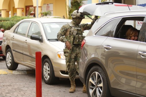 Intensa movilización de elementos de MARINA y el Ejército  en Plaza Américas y el hotel Galería Plaza, de Boca del Río, Ver.. Hay revisión de vehículos. Algunas versiones hablaban de un asalto a banco, aunque nada han informado autoridades. 