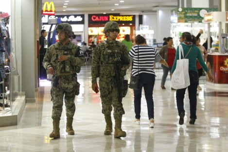 Intensa movilización de elementos de MARINA y el Ejército  en Plaza Américas y el hotel Galería Plaza, de Boca del Río, Ver.. Hay revisión de vehículos. Algunas versiones hablaban de un asalto a banco, aunque nada han informado autoridades. 