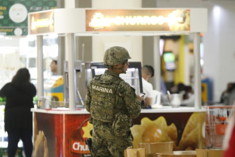 Intensa movilización de elementos de MARINA y el Ejército  en Plaza Américas y el hotel Galería Plaza, de Boca del Río, Ver.. Hay revisión de vehículos. Algunas versiones hablaban de un asalto a banco, aunque nada han informado autoridades. 