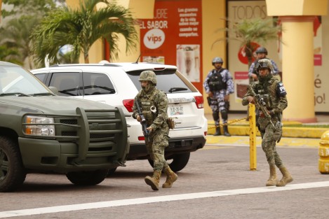 Intensa movilización de elementos de MARINA y el Ejército  en Plaza Américas y el hotel Galería Plaza, de Boca del Río, Ver.. Hay revisión de vehículos. Algunas versiones hablaban de un asalto a banco, aunque nada han informado autoridades. 