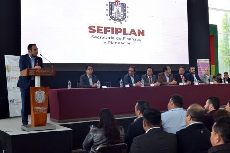 

El Foro <em>Opciones de Financiamiento y Aplicación de Fondos Federales para Municipios</em>, fue celebrado en las instalaciones del Museo Interactivo de Xalapa (MIX), con la finalidad de brindarles información a los integrantes de los ayuntamientos veracruzanos, que les permita fortalecer su crecimiento y una mejor gestión de los recursos federales. Se contó con la asistencia de funcionarios de los gobiernos federal y estatal, así como ediles de los 212 ayuntamientos de la entidad. 