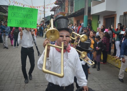 Con trajes multicolores sus danzantes acompañan al santo por la larga alfombra de aserrín hasta iglesia de la Asunción.  