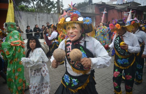 Con trajes multicolores sus danzantes acompañan al santo por la larga alfombra de aserrín hasta iglesia de la Asunción.  