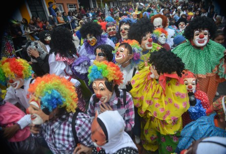 Con trajes multicolores sus danzantes acompañan al santo por la larga alfombra de aserrín hasta iglesia de la Asunción.  