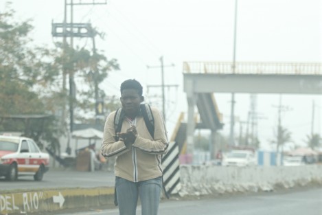  El Instituto Nacional de Migración se mantiene pendiente ante el cruce de la caravana de centroamericanos. Son cerca de 2 mil 500 personas de Honduras y El Salvador quienes ingresaron a Veracruz por Sayula de Alemán buscando llegar a Estados Unidos.