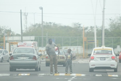  El Instituto Nacional de Migración se mantiene pendiente ante el cruce de la caravana de centroamericanos. Son cerca de 2 mil 500 personas de Honduras y El Salvador quienes ingresaron a Veracruz por Sayula de Alemán buscando llegar a Estados Unidos.