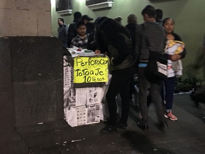 Debido al incremento del comercio informal en el Centro Histórico de Xalapa, ya se ve incluso a quien ofrece tatuajes y pearcins por 10 pesos. Y Comercio y Salubridad, bien, gracias.