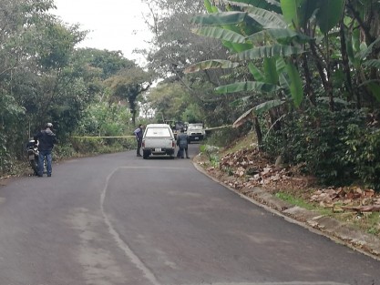 Con huellas de violencia e impactos de proyectil de arma de fuego fue localizado el cuerpo de una persona del sexo masculino en una cuneta de la carretera a la quinta manzana del Barreal, de Córdoba, Ver, personal de la Fiscalía Regional tomó conocimiento e iniciaron las diligencias.