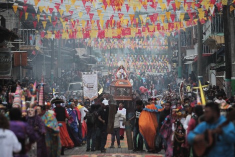 Sobre la colorida alfombra de aserrín la imagen del Santo Entierro recorre la calle principal de Teocelo, Ver. mientras a su alrededor los devotos danzan en agradecimiento a su patrono, por la protección de su pueblo y su gente. 