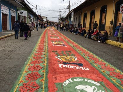 Habitantes de los distintos barrios elaboran coloridos tapetes de aserrín, sobre los que pasará la procesión con la imagen del Santo Entierro de Cristo. 