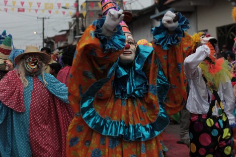 La danza de Payasos es tradicional en Teocelo, Ver., pero además es una costumbre de la población en general disfrazarse así y acompañar la procesión. Incluso llevar a los niños así vestidos para inculcarles la tradición