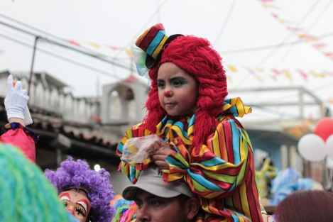 La danza de Payasos es tradicional en Teocelo, Ver., pero además es una costumbre de la población en general disfrazarse así y acompañar la procesión. Incluso llevar a los niños así vestidos para inculcarles la tradición