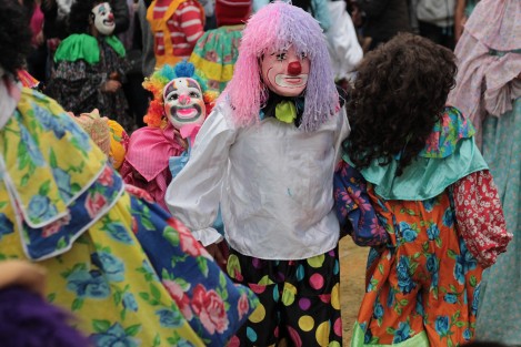 La danza de Payasos es tradicional en Teocelo, Ver., pero además es una costumbre de la población en general disfrazarse así y acompañar la procesión. Incluso llevar a los niños así vestidos para inculcarles la tradición