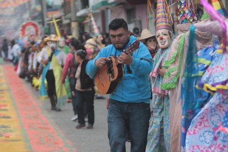  La danza de Payasos es tradicional en Teocelo, Ver., pero además es una costumbre de la población en general disfrazarse así y acompañar la procesión. Incluso llevar a los niños así vestidos para inculcarles la tradición.
