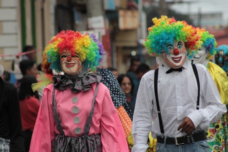  La danza de Payasos es tradicional en Teocelo, Ver., pero además es una costumbre de la población en general disfrazarse así y acompañar la procesión. Incluso llevar a los niños así vestidos para inculcarles la tradición.

