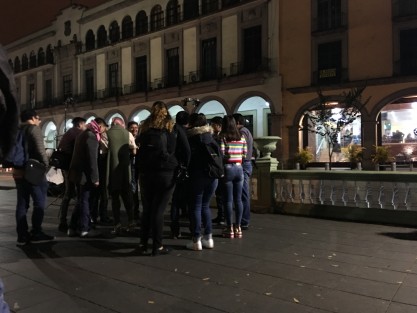 La caza de mascotas electrónicas sigue atrayendo a los jóvenes principalmente, quienes se ven con su movil en mano congregados en ciertos puntos de la ciudad.  