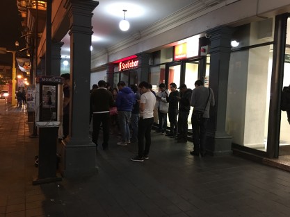 La caza de mascotas electrónicas sigue atrayendo a los jóvenes principalmente, quienes se ven con su movil en mano congregados en ciertos puntos de la ciudad.  