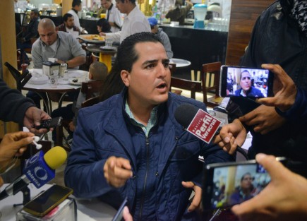 El exdiputado local y expresidente municipal de Paso de Ovejas, Adolfo Ramírez Arana, dio a conocer su intención de participar en el proceso interno de renovación de la dirigencia del Partido Revolucionario Institucional (PRI), pues dijo que es importante que quien dirija los destinos del tricolor en la entidad sea un militante comprometido al cien por ciento con dicho instituto político. 