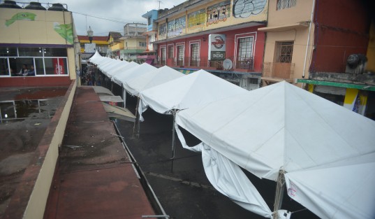 Fueron colocadas varias carpas sobre la calle Tamborrel las cuales servirán para ubicar a locatarios del mercado Jáuregui, mientras es remodelado. 