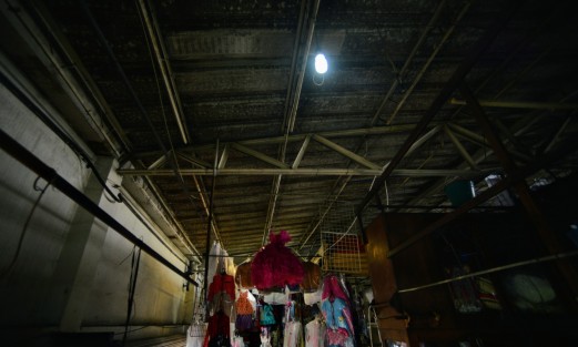 La primera sección que se liberará para las obras será la parte en donde se encuentran los comerciantes de ropa,quienes a más tardar este martes tendrán que reubicarse afuera del mercado con todo y mercancía.