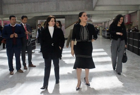 El presidente de la Mesa Directiva de la LXV Legislatura, diputado José Manuel Pozos Castro recibió de la diputada federal, Anilú Ingram Vallines, una iniciativa con proyecto de Ley en Apoyo a Jefas de Familia Veracruzanas en Situación de Vulnerabilidad, para el trámite legislativo correspondiente. 