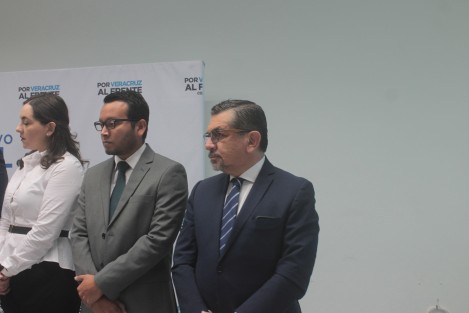 El presidente del CDE del PAN, Jesús Mancha, se dijo de acuerdo en que se denuncie e investigue a exfuncionarios yunistas que hayan incurrido en la ilegal asignación de plazas. Presente en la conferencia Abel Cuevas Melo, quien ayer en sesión extraordinaria del Consejo Estatal, lo designó como Tesorero.   