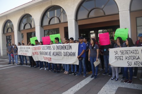 Trabajadores de la empresa Delfiniti, protestaron afuera de la Plaza Acuario por considerar que su despido fue injustificado. Los inconformes son 50 y piden la intervención del gobierno del estado. 