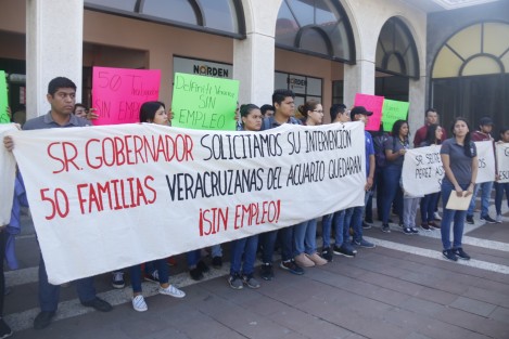 Trabajadores de la empresa Delfiniti, protestaron afuera de la Plaza Acuario por considerar que su despido fue injustificado. Los inconformes son 50 y piden la intervención del gobierno del estado. 