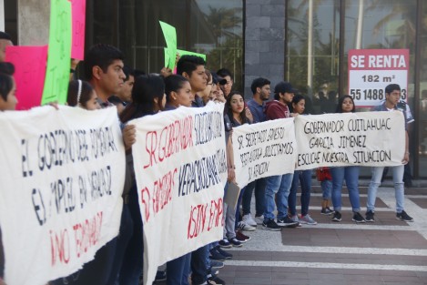 Trabajadores de la empresa Delfini, protestaron afuera de la Plaza Acuario por considerar que su despido fue injustificado. Los inconformes son 50 y piden la intervención del gobierno del estado. 