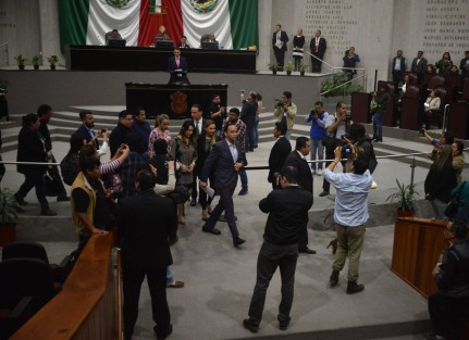 Diputados panistas hicieron berrinche luego de que la mesa directiva no quiso someter a votación  la comparecencia del secretario de Seguridad Pública. Fue entonces cuando decidieron abandonar la sesión y dar una rueda de prensa. 