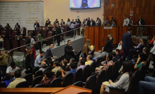 Diputados panistas hicieron berrinche luego de que la mesa directiva no quiso someter a votación  la comparecencia del secretario de Seguridad Pública. Fue entonces cuando decidieron abandonar la sesión y dar una rueda de prensa. 