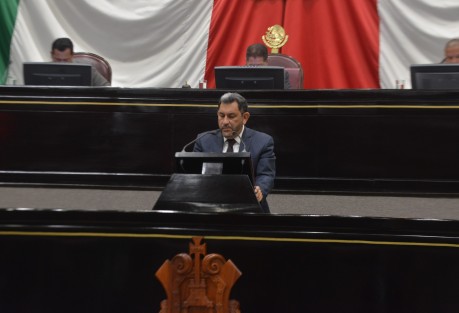 El diputado Amado Jesús Cruz Malpica, integrante del Grupo Legislativo de Morena en el Congreso de Veracruz, presentó la iniciativa que prevé reformar y derogar diversas disposiciones del artículo 21 de la Ley Orgánica del Municipio Libre con el propósito de reducir el número de ediles, lo que representará un ahorro que para los ciudadanos.  
